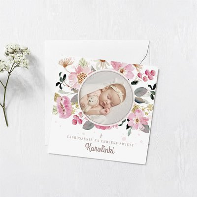 Zdjęcie dziewczynki w kompozycji kwiatowej