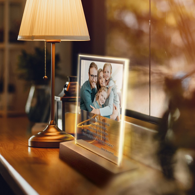 Podświetlana ramka LED z akrylu na drewnianej podstawie z personalizacją