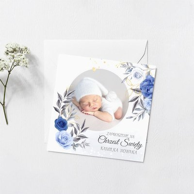 Zdjęcie chłopca w finezji kwiatowej