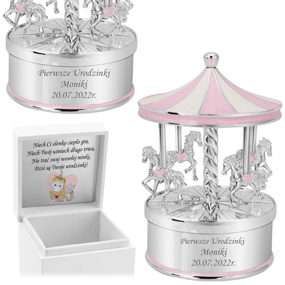 Białe pudełko z tabliczką na roczek