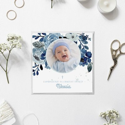 Zdjęcie chłopca w kompozycji kwiatowej