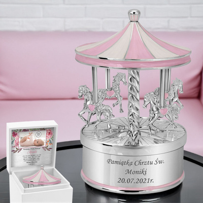 Białe pudełko z tabliczką na chrzest